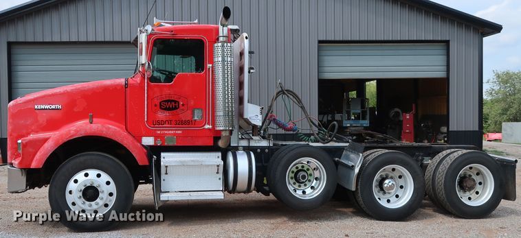 image for item DG4174 1998 Kenworth T800 semi truck