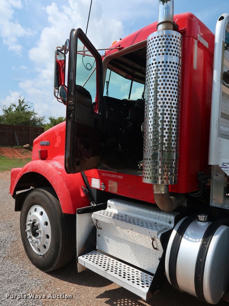 image for item DG4174 1998 Kenworth T800 semi truck