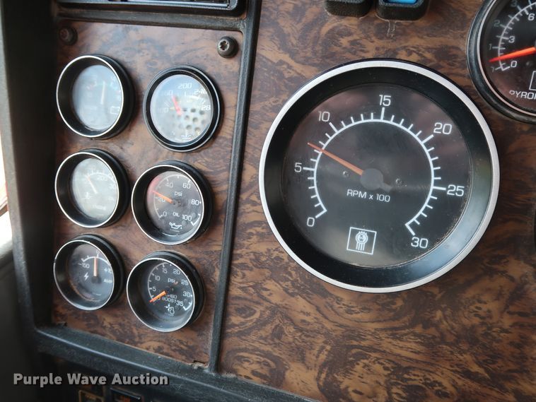 image for item DG4174 1998 Kenworth T800 semi truck