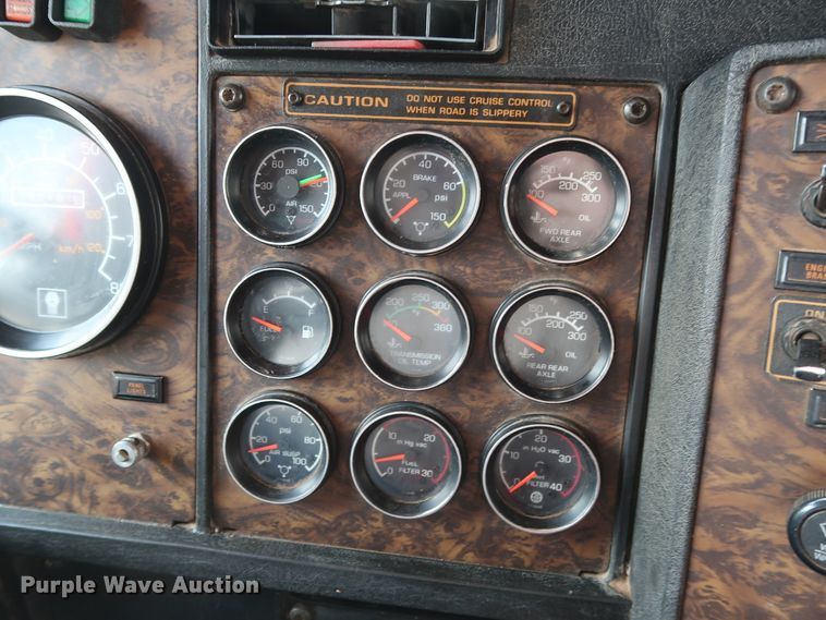 image for item DG4174 1998 Kenworth T800 semi truck