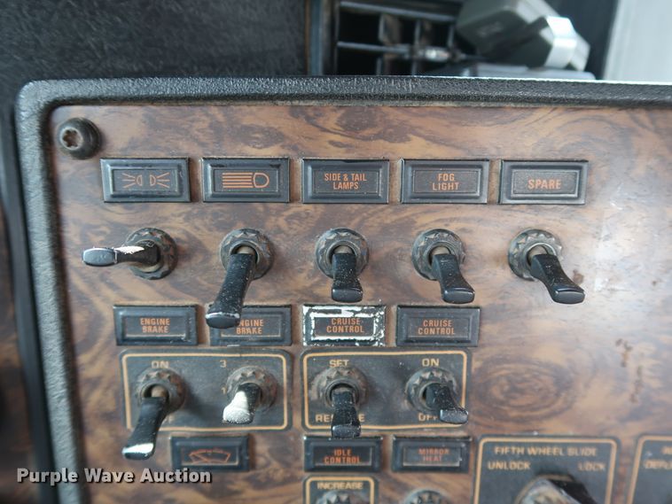 image for item DG4174 1998 Kenworth T800 semi truck