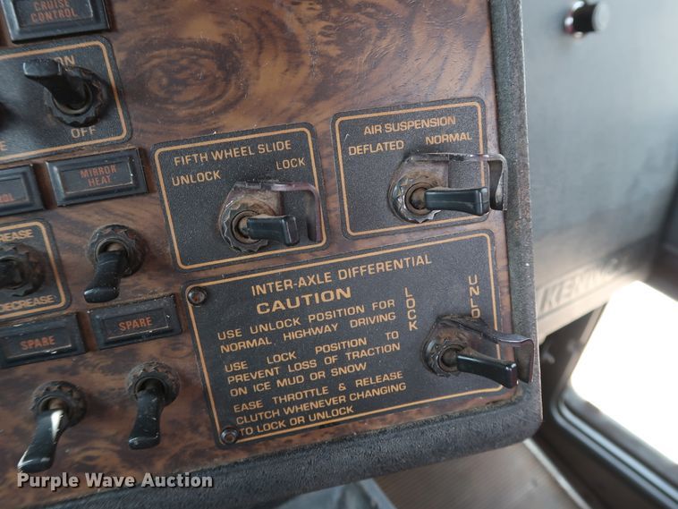 image for item DG4174 1998 Kenworth T800 semi truck