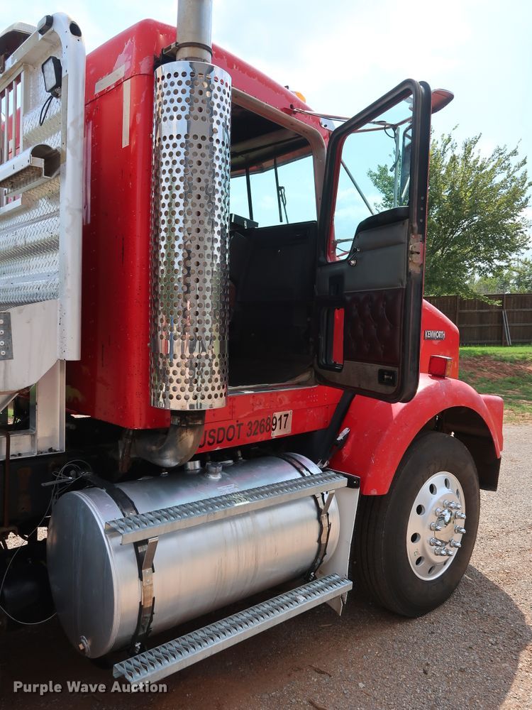 image for item DG4174 1998 Kenworth T800 semi truck