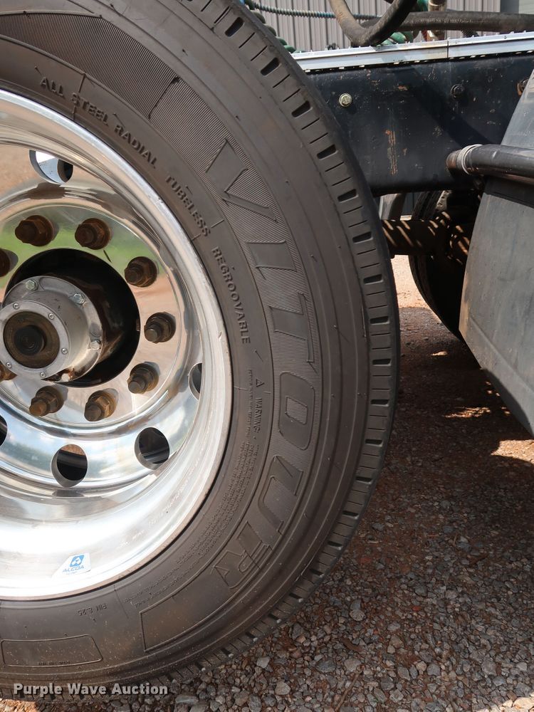 image for item DG4174 1998 Kenworth T800 semi truck