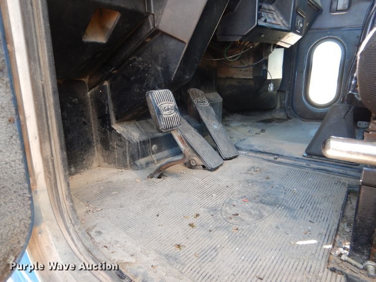 image for item DG5819 1987 Peterbilt 379 semi truck