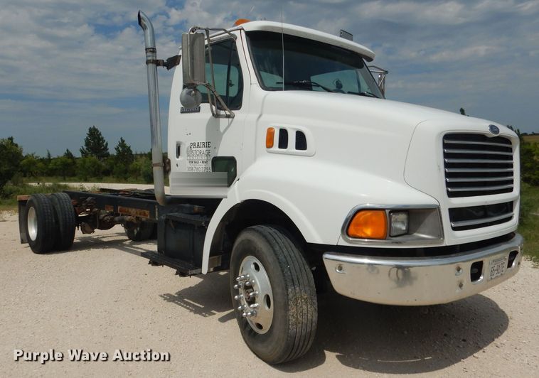 image for item DG5820 1998 Ford L8513 truck cab and chassis