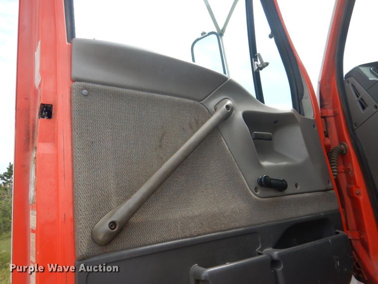 image for item DG5820 1998 Ford L8513 truck cab and chassis