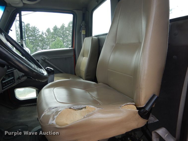 image for item DG5820 1998 Ford L8513 truck cab and chassis