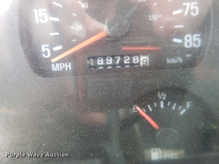 image for item DG5820 1998 Ford L8513 truck cab and chassis