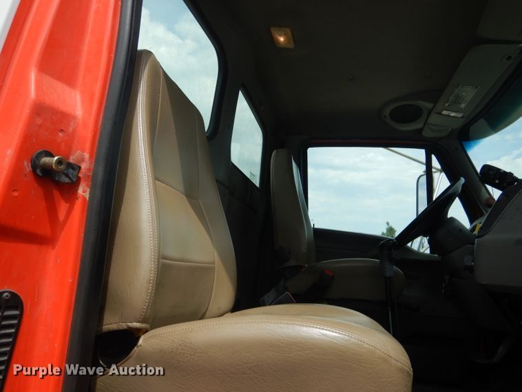 image for item DG5820 1998 Ford L8513 truck cab and chassis