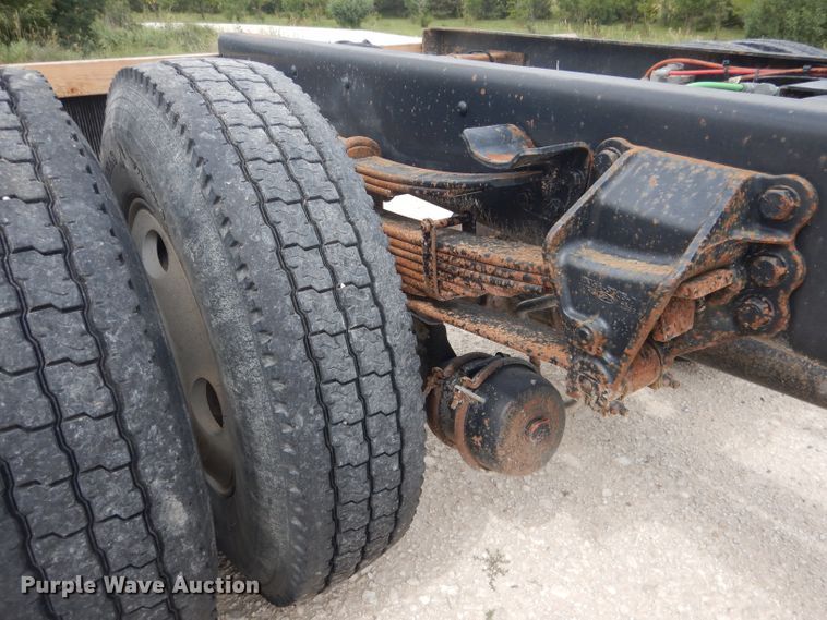 image for item DG5820 1998 Ford L8513 truck cab and chassis