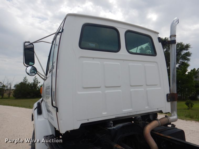 image for item DG5820 1998 Ford L8513 truck cab and chassis
