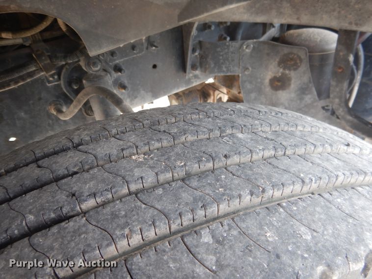 image for item DG5820 1998 Ford L8513 truck cab and chassis