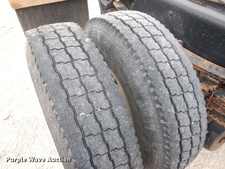 image for item DG5820 1998 Ford L8513 truck cab and chassis