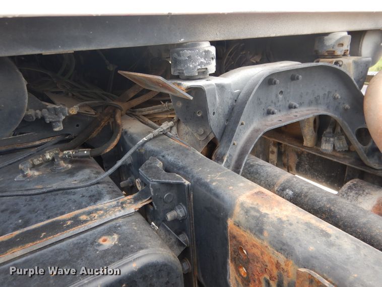 image for item DG5820 1998 Ford L8513 truck cab and chassis