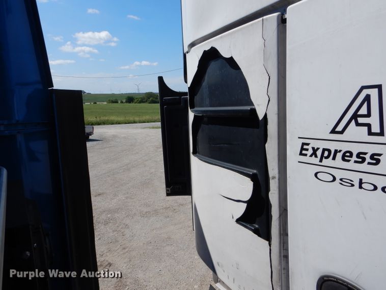 image for item DH6105 2011 Wabash refrigerated van trailer