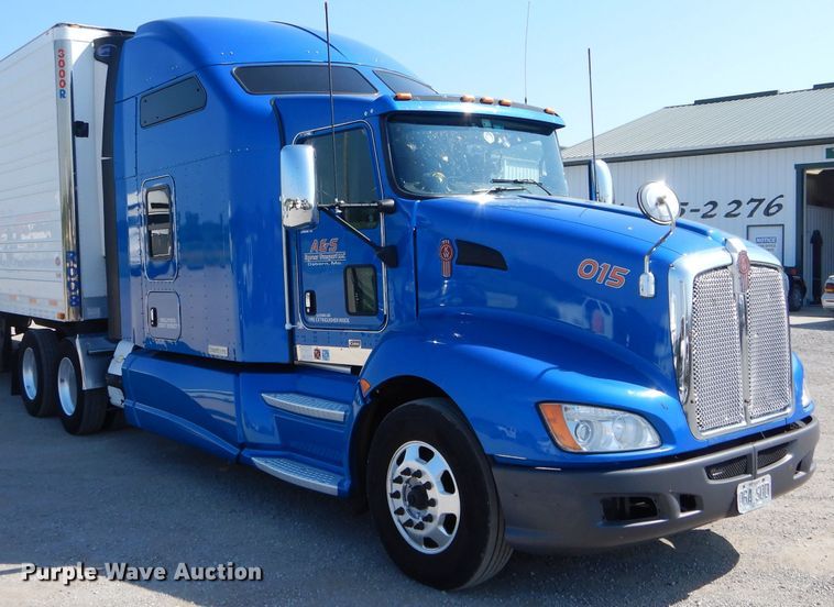 image for item DH6123 2016 Kenworth T660 semi truck