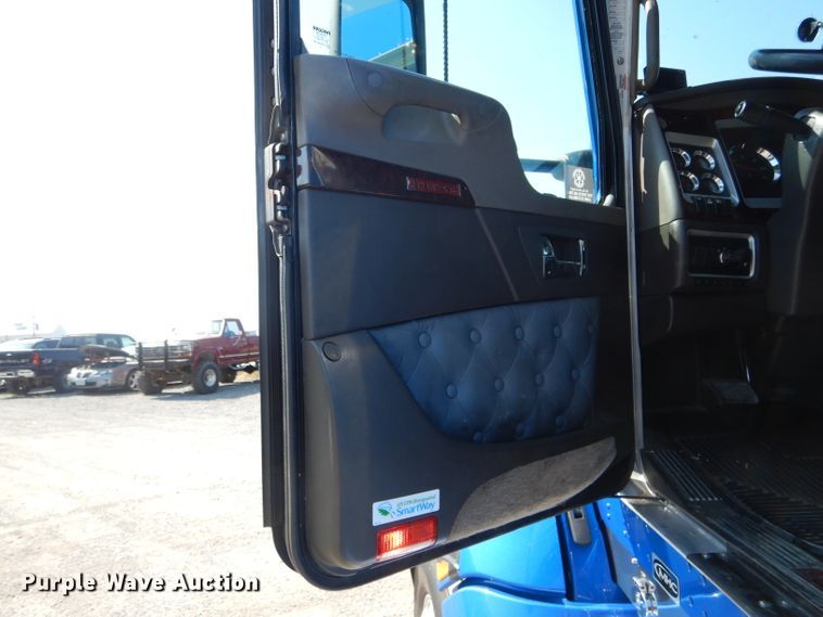 image for item DH6123 2016 Kenworth T660 semi truck