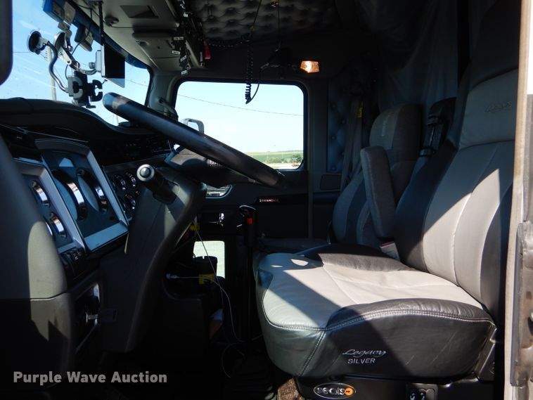 image for item DH6123 2016 Kenworth T660 semi truck