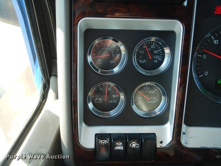 image for item DH6123 2016 Kenworth T660 semi truck