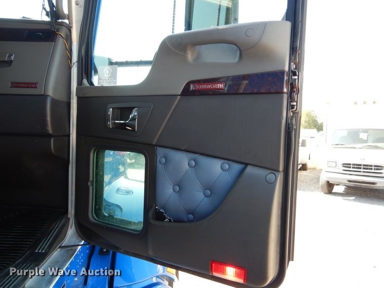 image for item DH6123 2016 Kenworth T660 semi truck