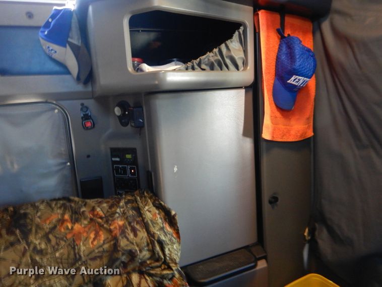 image for item DH6123 2016 Kenworth T660 semi truck