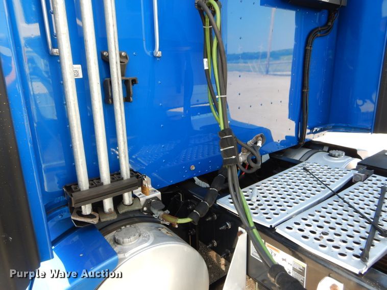 image for item DH6123 2016 Kenworth T660 semi truck