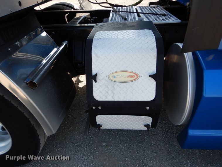 image for item DH6123 2016 Kenworth T660 semi truck