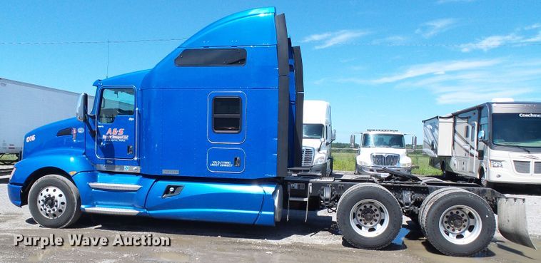 image for item DI0620 2016 Kenworth T660 semi truck