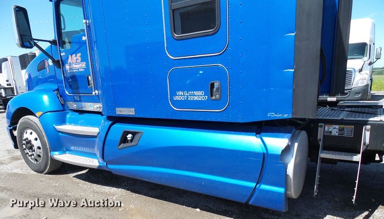 image for item DI0620 2016 Kenworth T660 semi truck