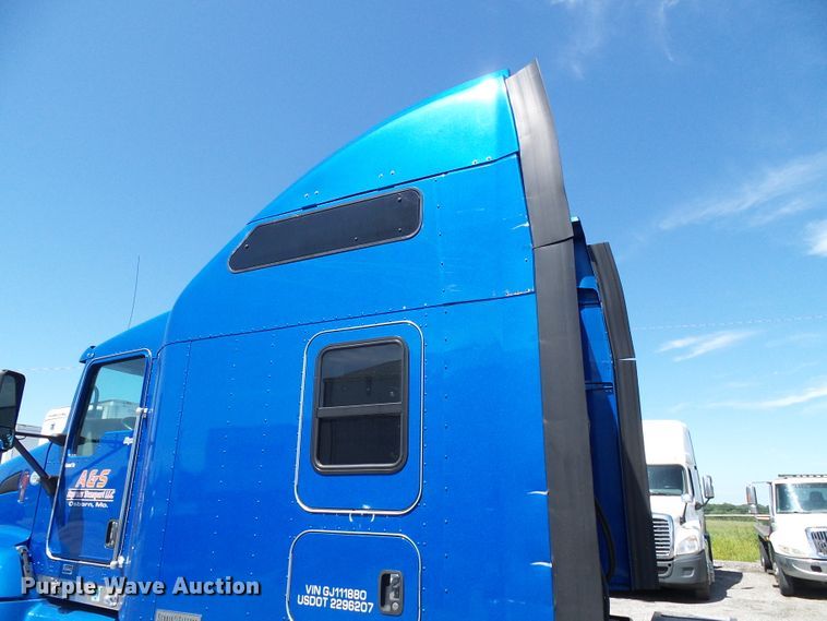 image for item DI0620 2016 Kenworth T660 semi truck