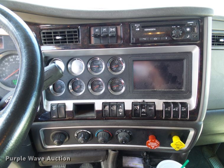 image for item DI0620 2016 Kenworth T660 semi truck