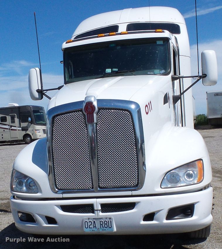 image for item DI0621 2015 Kenworth T660 semi truck