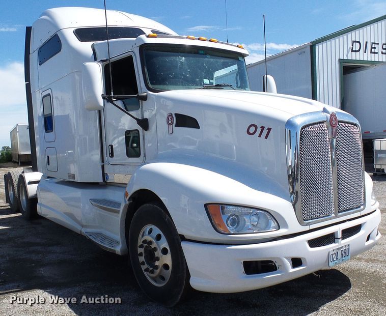 image for item DI0621 2015 Kenworth T660 semi truck
