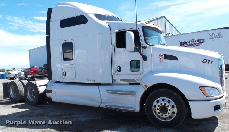 image for item DI0621 2015 Kenworth T660 semi truck