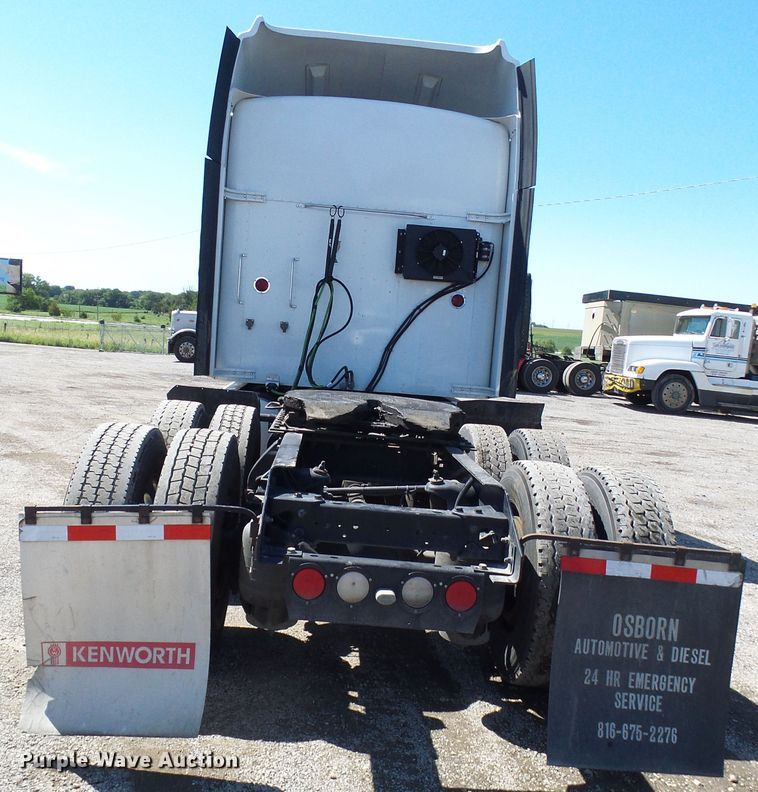 image for item DI0621 2015 Kenworth T660 semi truck