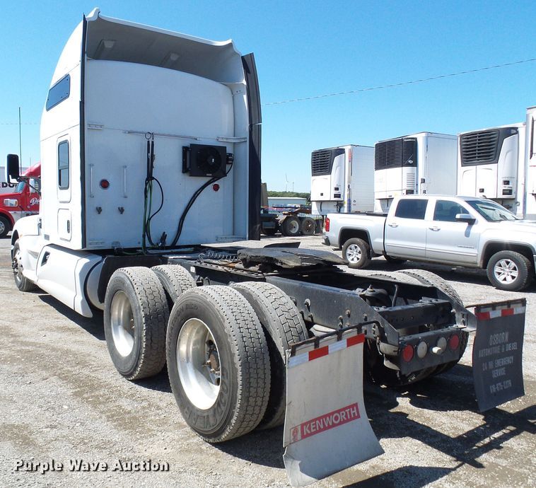 image for item DI0621 2015 Kenworth T660 semi truck