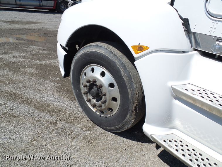 image for item DI0621 2015 Kenworth T660 semi truck