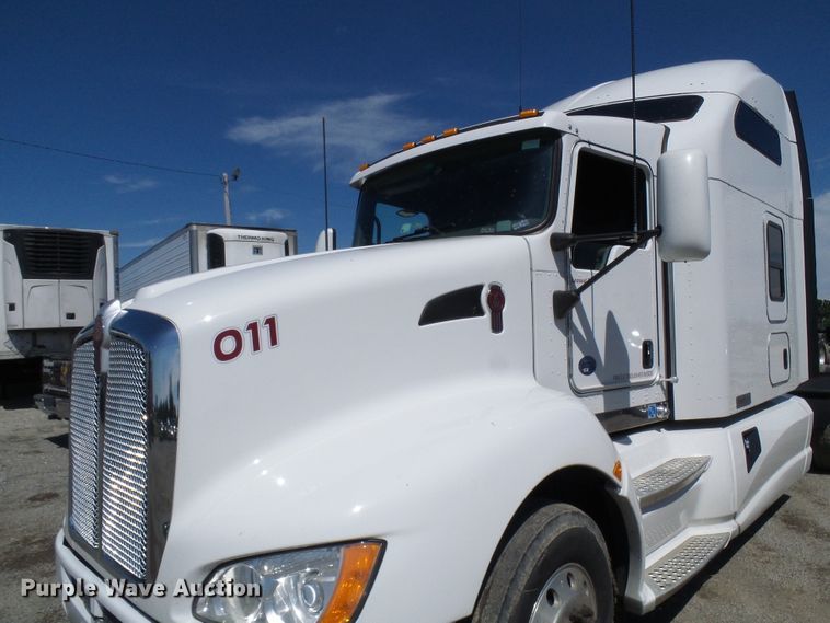 image for item DI0621 2015 Kenworth T660 semi truck