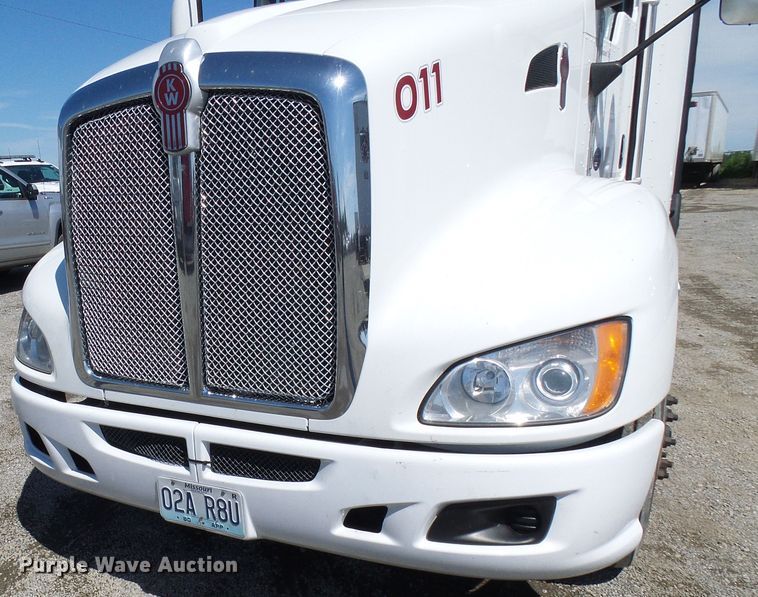 image for item DI0621 2015 Kenworth T660 semi truck