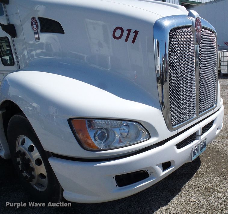 image for item DI0621 2015 Kenworth T660 semi truck