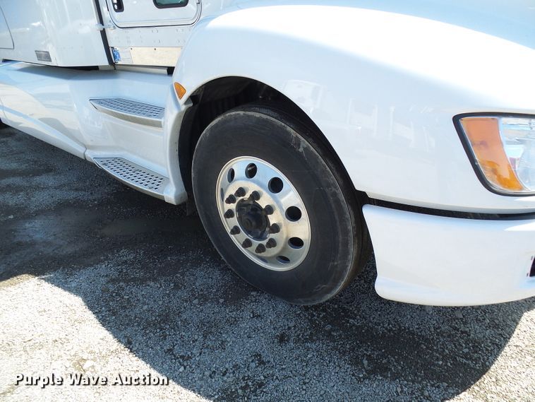 image for item DI0621 2015 Kenworth T660 semi truck