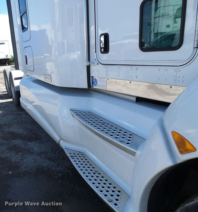 image for item DI0621 2015 Kenworth T660 semi truck