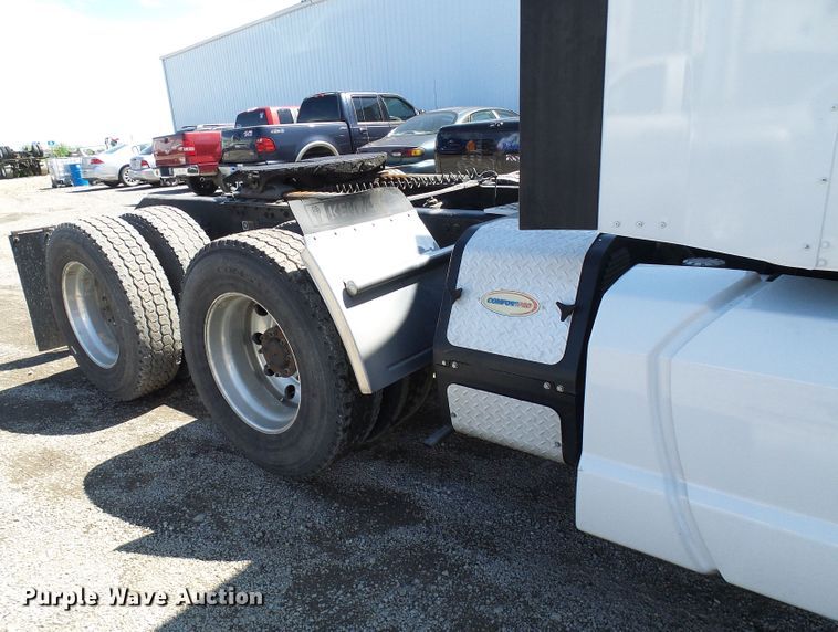 image for item DI0621 2015 Kenworth T660 semi truck