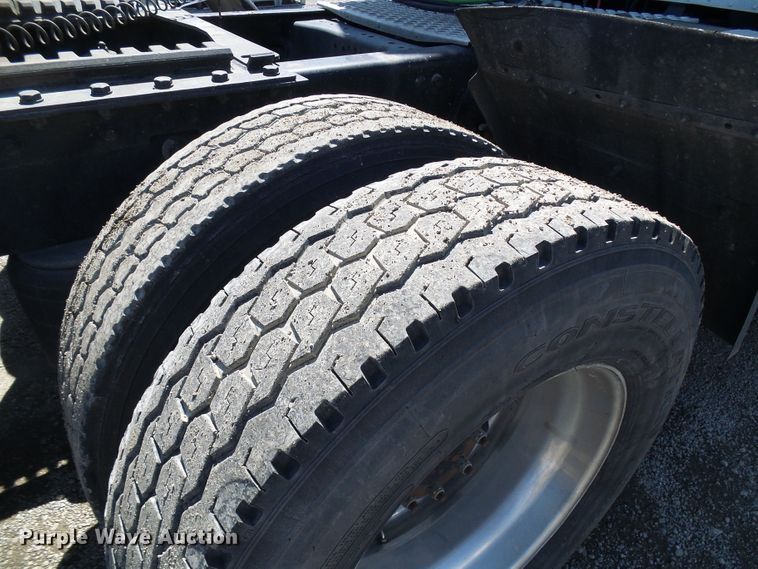 image for item DI0621 2015 Kenworth T660 semi truck