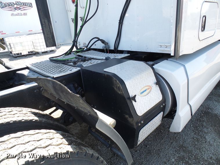 image for item DI0621 2015 Kenworth T660 semi truck