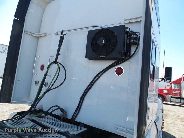 image for item DI0621 2015 Kenworth T660 semi truck