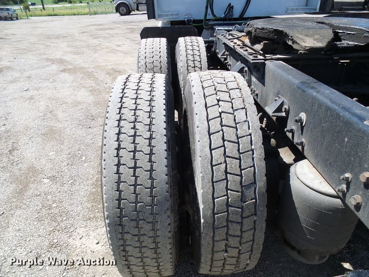 image for item DI0621 2015 Kenworth T660 semi truck