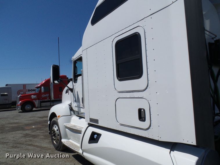 image for item DI0621 2015 Kenworth T660 semi truck