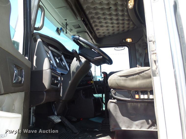 image for item DI0621 2015 Kenworth T660 semi truck